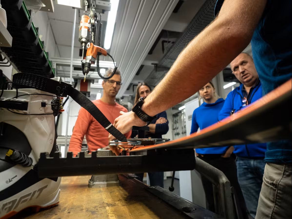 Bild Die Montana-Prüfmaschine wird vorgezeigt 